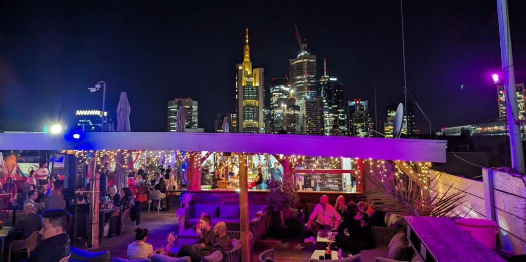 Stadleben in Frankfurt: Beach Club, Fashion Show von Arutti